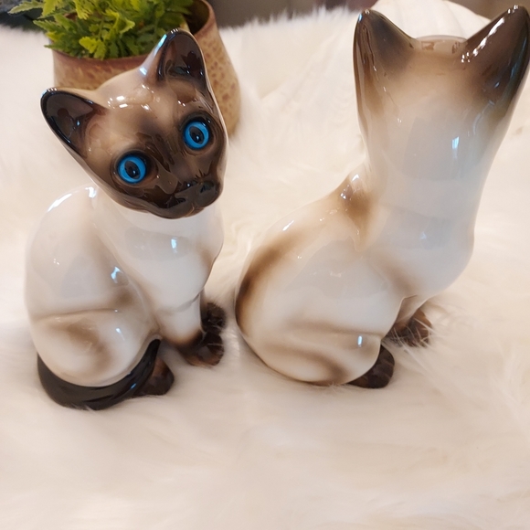 Porcelain Siamese Cats by Eneoco Figurines: Made in Korea. - Picture 9 of 10